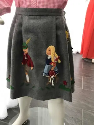 Rock grau mit Motiven