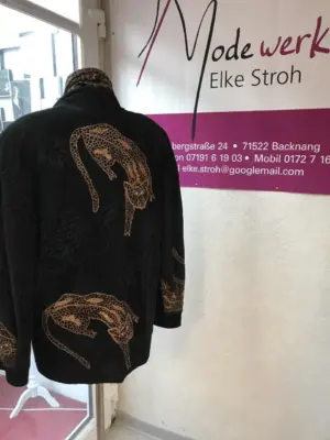 Design-Bluse schwarz mit Muster 2