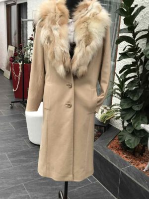 Wintermantel beige mit Pelzkragen