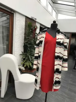 Rotes Design-Kleid mit Blazer
